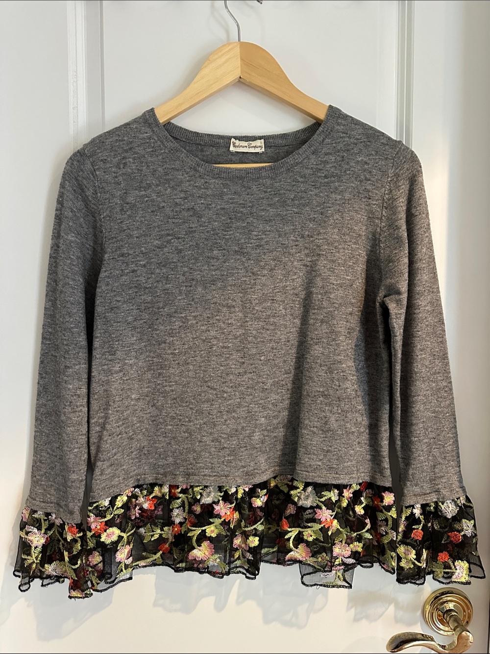 Cashmere Company Gray Top with Floral Lace Hem